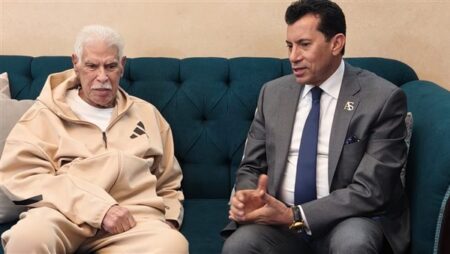 وزير الشباب يطمئن على الحالة الصحية للكابتن حسن شحاتة