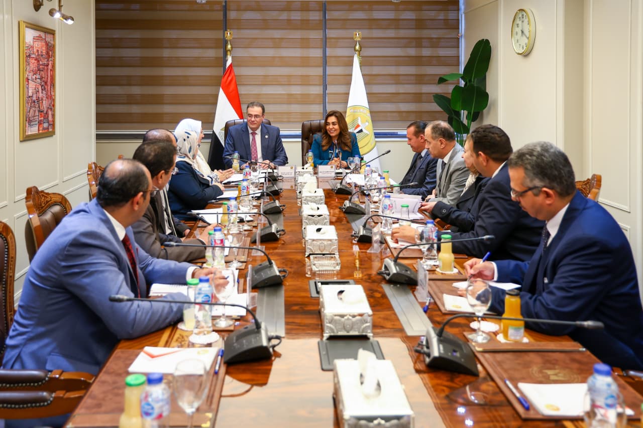وزيرة التنمية المحلية تبحث مع رئيس الجهاز المركزي للتنظيم والإدارة تحديث الهياكل التنظيمية
