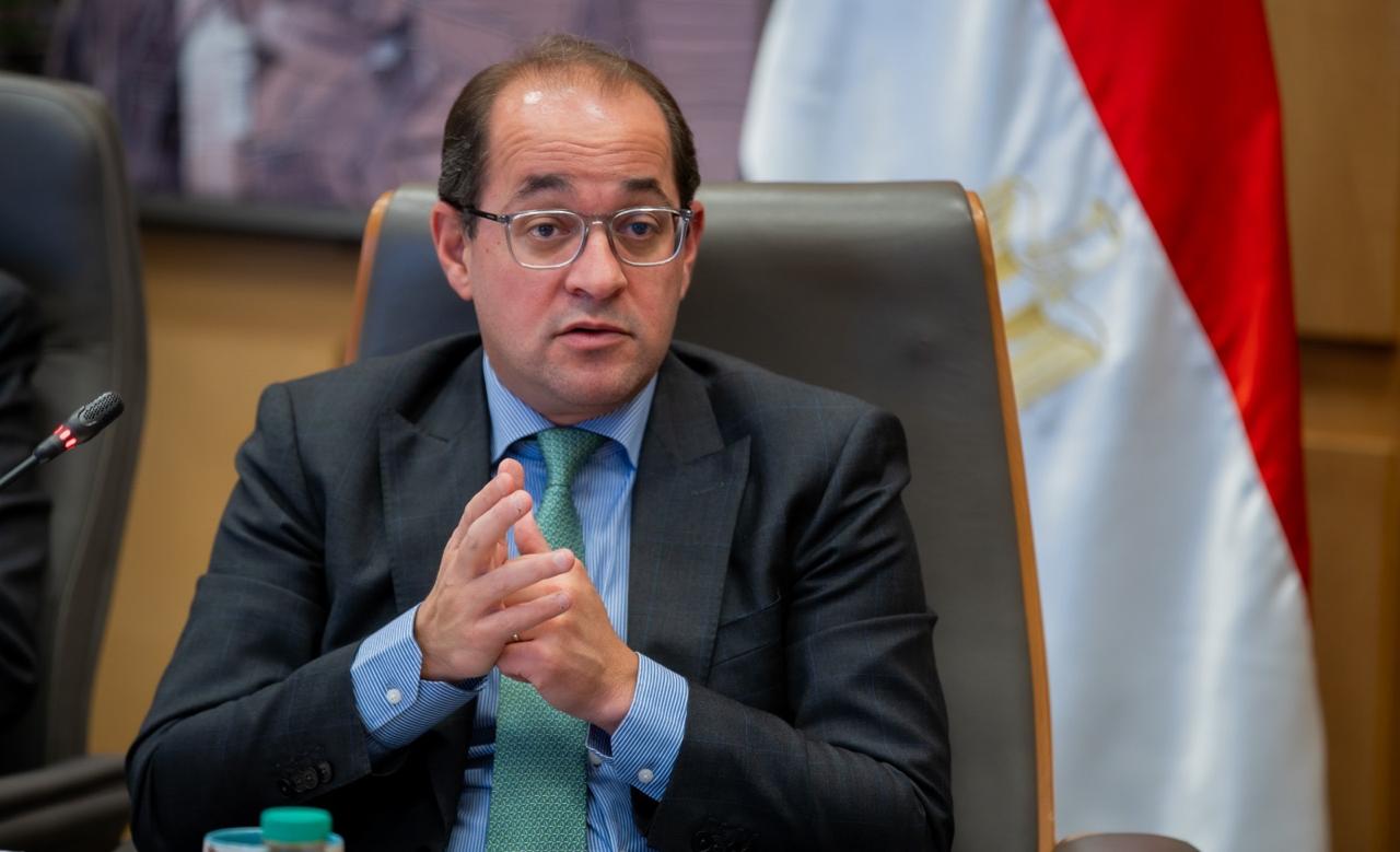 تحفيز القطاع الخاص على النمو من خلال توسيع القاعدة الضريبية