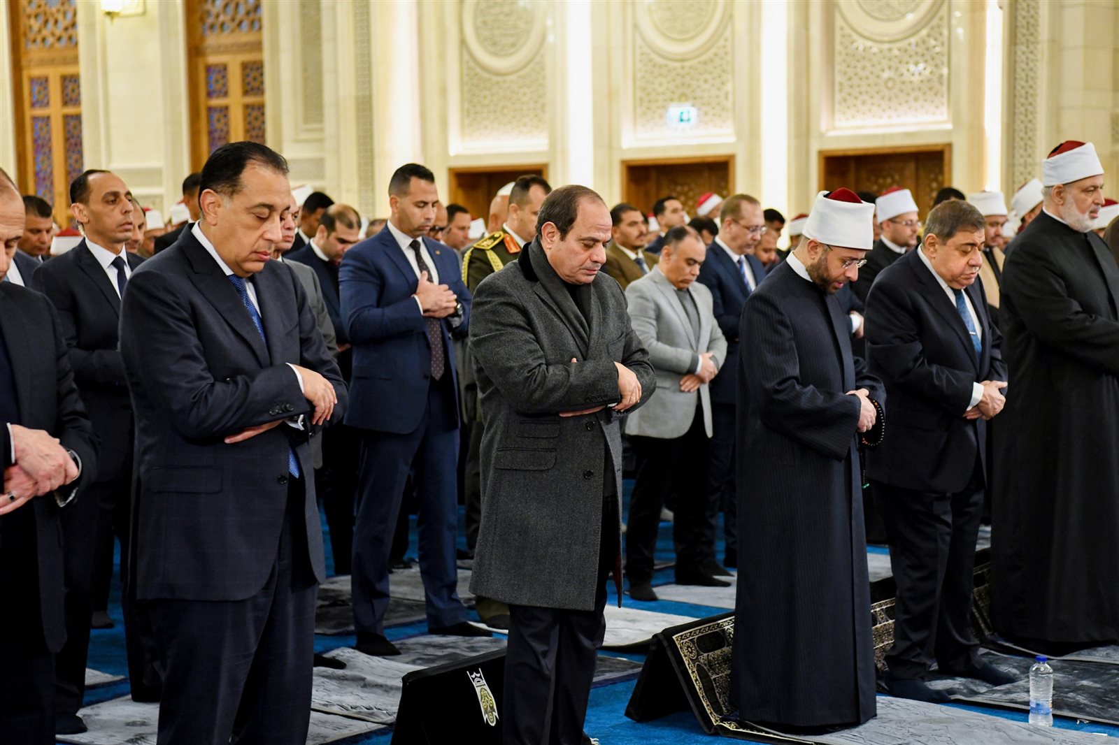 السيسي يؤدى صلاة الفجر بمسجد العزيز الحكيم بالمقطم إيذانًا بافتتاح.. شاهد