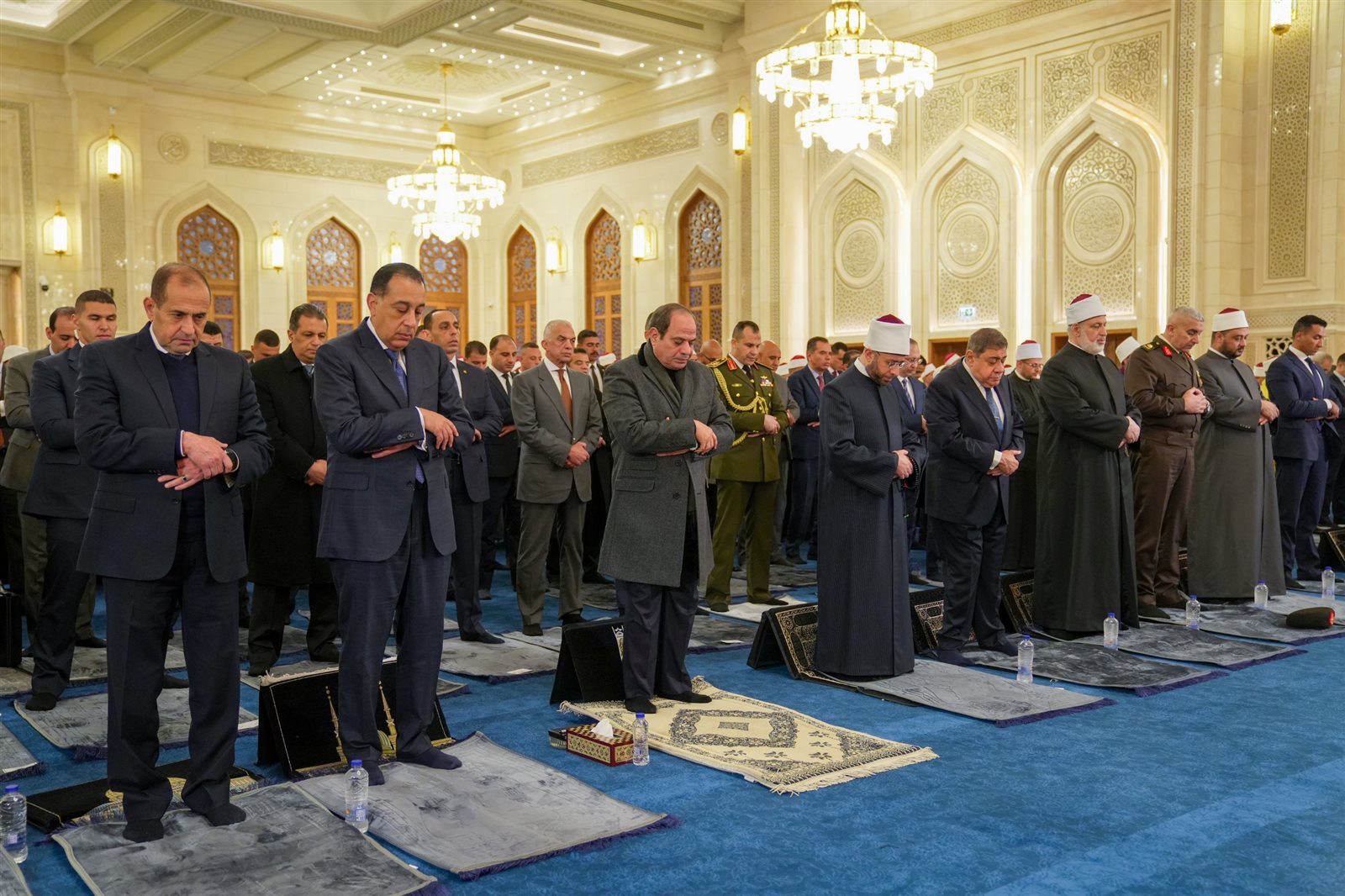السيسي يؤدى صلاة الفجر بمسجد العزيز الحكيم بالمقطم إيذانًا بافتتاح.. شاهد