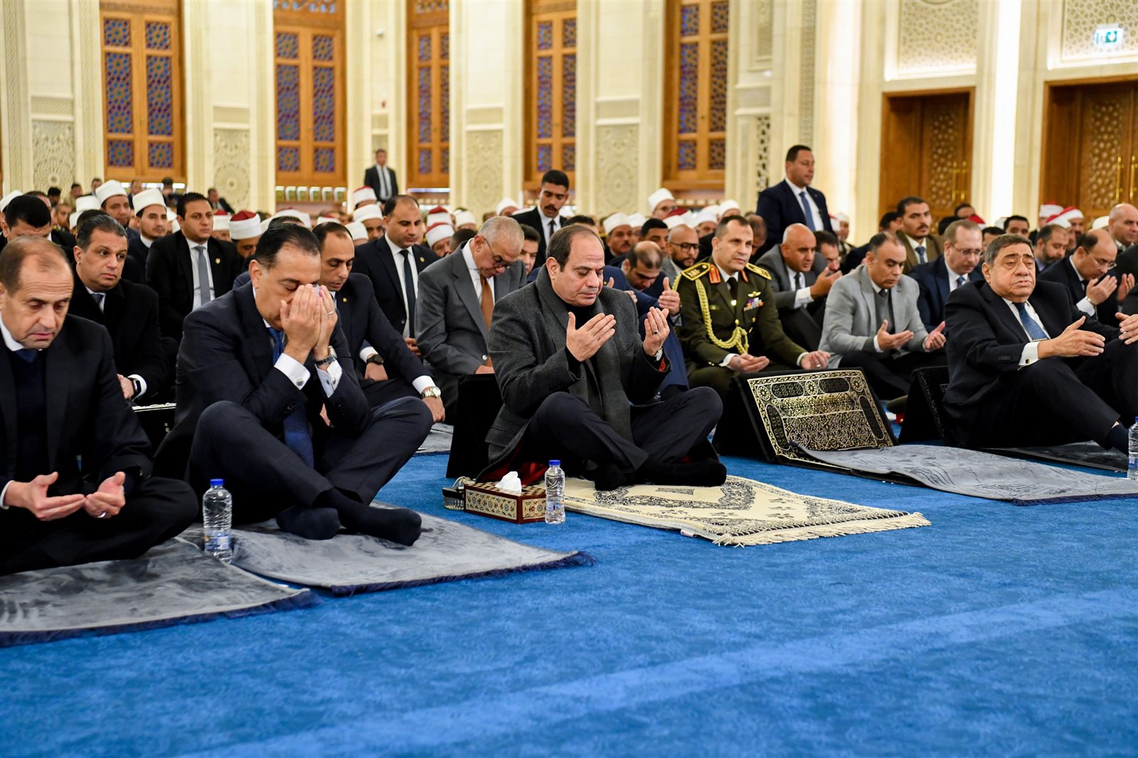 السيسي يؤدى صلاة الفجر بمسجد العزيز الحكيم بالمقطم إيذانًا بافتتاح.. شاهد