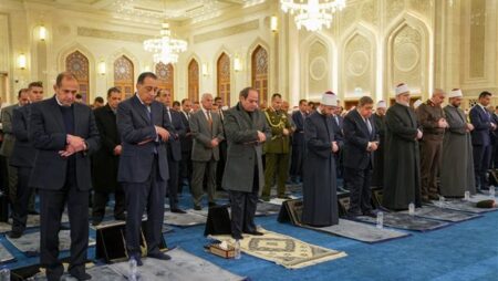 السيسي يؤدى صلاة الفجر بمسجد العزيز الحكيم بالمقطم إيذانًا بافتتاح.. شاهد