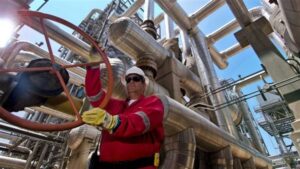 تراجع حاد في مخزون النفط الأمريكي يعزز التفاؤل بقوة الطلب العالمي