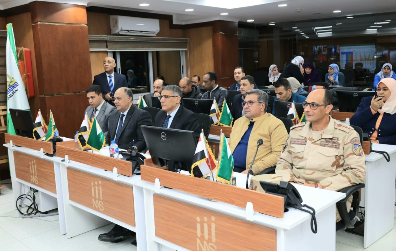 محافظ الجيزة يتابع أعمال غلق لجان جولة الإعادة في اليوم الأول لانتخابات مجلس النواب من داخل مركز السيطرة