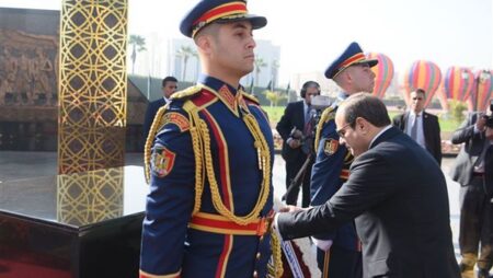 السيسي يضع إكليلا من الزهور على النصب التذكاري لشهداء الشرطة