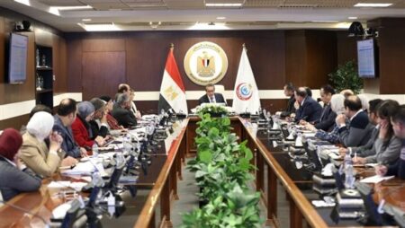وزير الصحة يناقش الخطة الاستثمارية في 2026/2027 وموقف تنفيذ التأمين الصحي الشامل