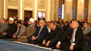 محافظ القاهرة يؤدي صلاة الجمعة بمسجد العزيز الحكيم بالمقطم