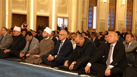 محافظ القاهرة يؤدي صلاة الجمعة بمسجد العزيز الحكيم بالمقطم