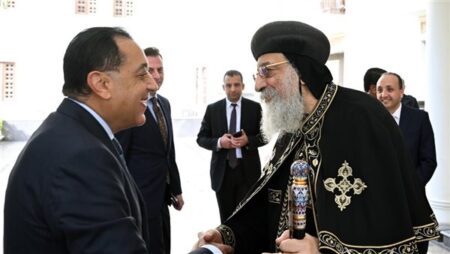 رئيس الوزراء يهنئ البابا تواضروس بعيد الميلاد المجيد.. صور رئيس الوزراء يهنئ البابا تواضروس بعيد الميلاد المجيد.. صور