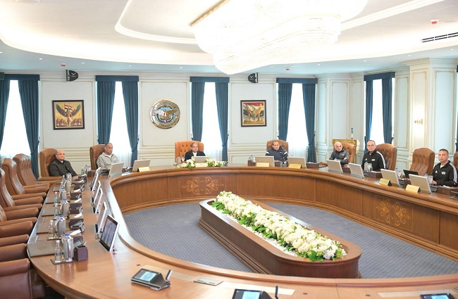 السيسي يتناول وجبة الإفطار مع طلبة الأكاديمية العسكرية ويتبادل معهم الحوار.. صور 1 السيسي يتناول وجبة الإفطار مع طلبة الأكاديمية العسكرية ويتبادل معهم الحوار.. صور