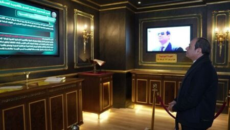 السيسي يشاهد عرض للسجل التاريخي الإلكتروني بالأكاديمية العسكرية السيسي يشاهد عرض للسجل التاريخي الإلكتروني بالأكاديمية العسكرية