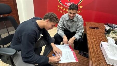 حمزة عبدالكريم يمدد عقده مع الأهلي.. وينهي إجراءات انتقاله إلى برشلونة