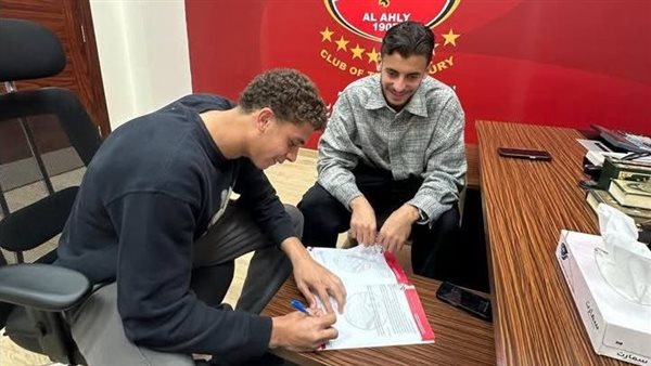 حمزة عبدالكريم يمدد عقده مع الأهلي.. وينهي إجراءات انتقاله إلى برشلونة حمزة عبدالكريم يمدد عقده مع الأهلي.. وينهي إجراءات انتقاله إلى برشلونة