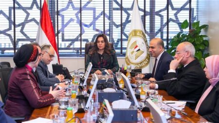 وزير البيئة تستعرض تقريرًا حول جهود تحسين البيئة الصناعية خلال عام 2025