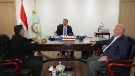 وزير الزراعة يستقبل رئيس اتحاد منتجي الدواجن لبحث استقرار وتوازن الأسعار وزير الزراعة يستقبل رئيس اتحاد منتجي الدواجن لبحث استقرار وتوازن الأسعار