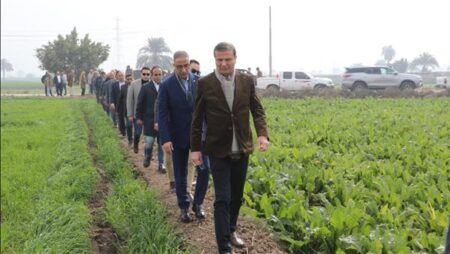 خلال زيارته للفيوم.. وزير الزراعة يوزع معدات مجانية ويشدد على دعم الفلاحين