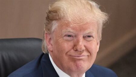 ترامب يطالب بوضع سقف 10% لفائدة بطاقات الائتمان لمدة عام