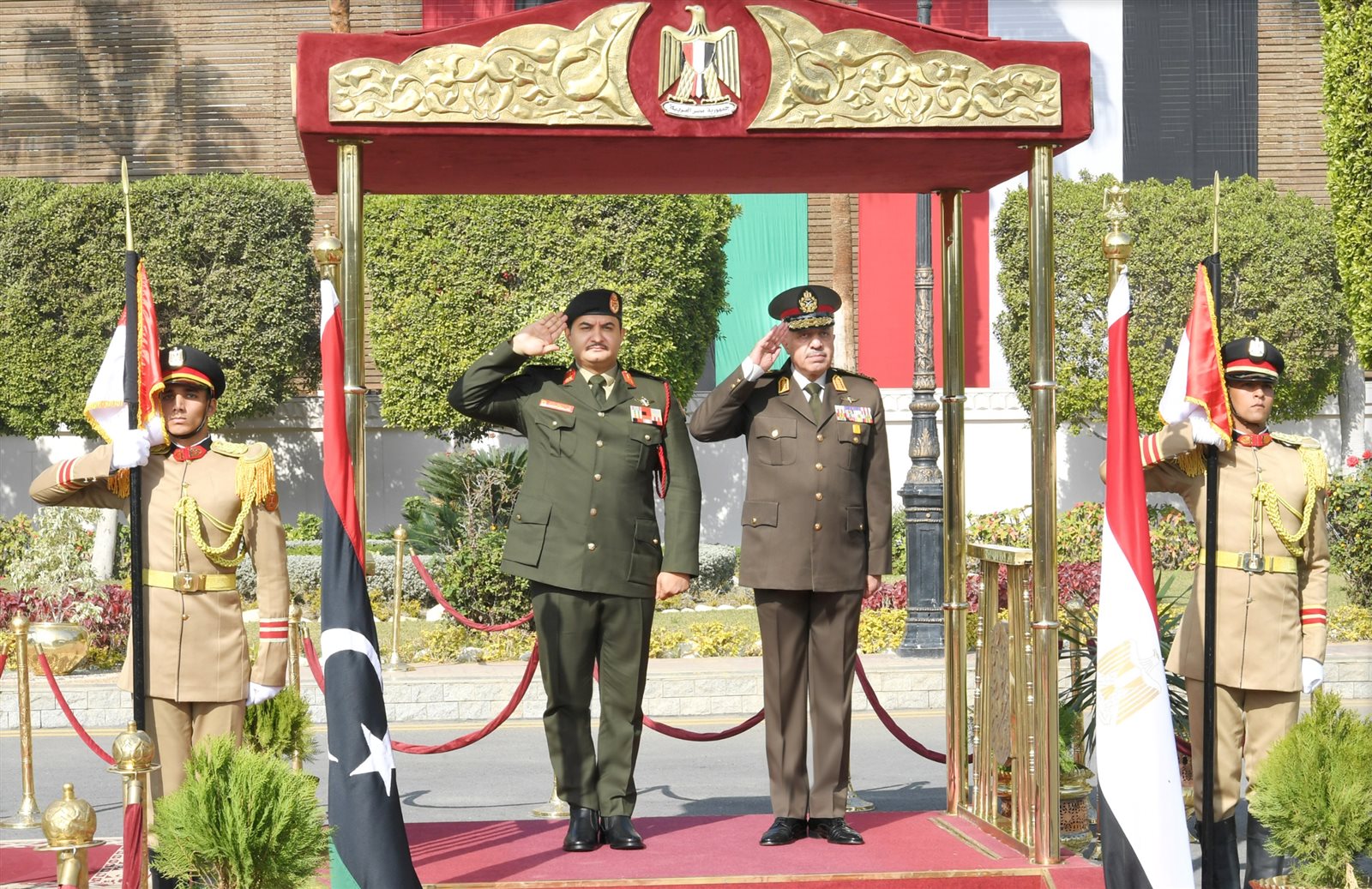 وزير الدفاع ورئيس أركان حرب القوات المسلحة يلتقيان نائب القائد العام للجيش الوطنى الليبى.. شاهد