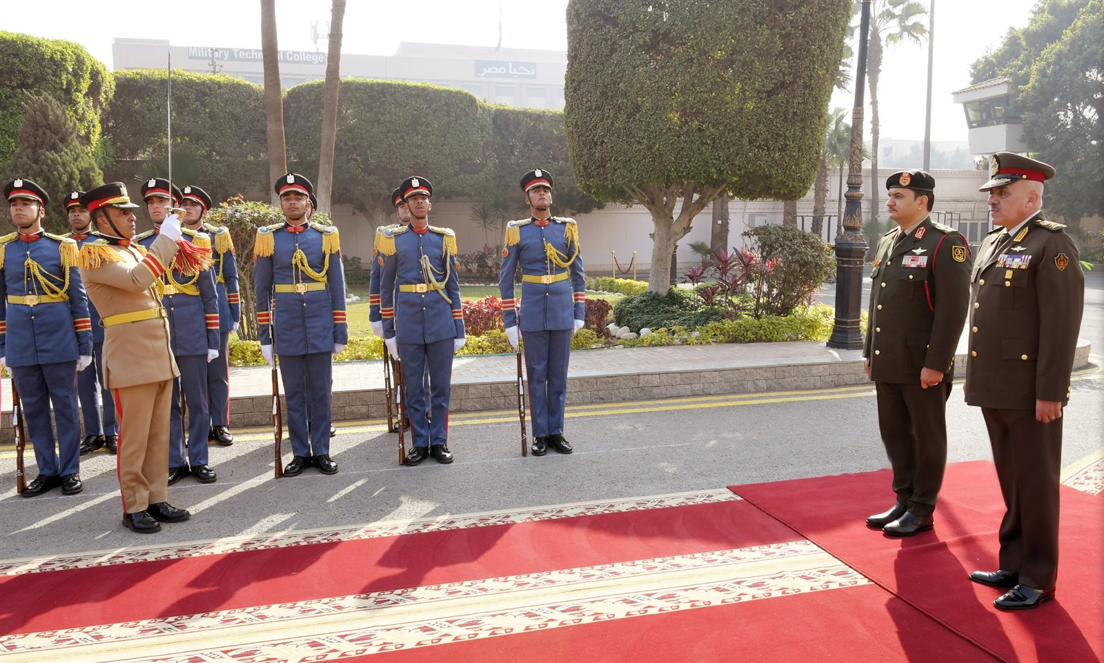 وزير الدفاع ورئيس أركان حرب القوات المسلحة يلتقيان نائب القائد العام للجيش الوطنى الليبى.. شاهد