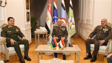 وزير الدفاع ورئيس أركان حرب القوات المسلحة يلتقيان نائب القائد العام للجيش الوطنى الليبى.. شاهد
