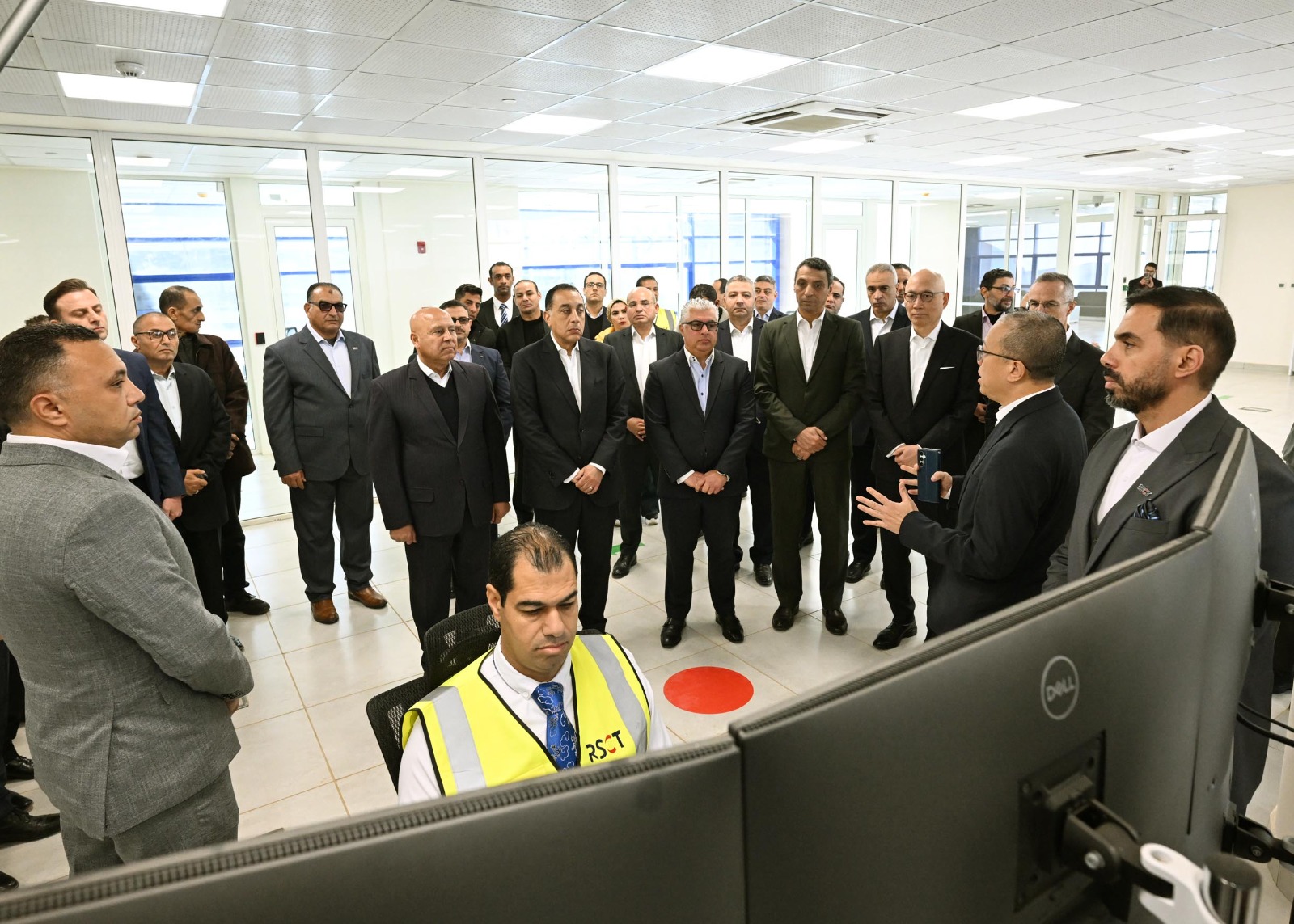 مدبولي يتفقد محطة البحر الأحمر لتداول الحاويات رقم 1 RSCT بميناء السخنة.. صور
