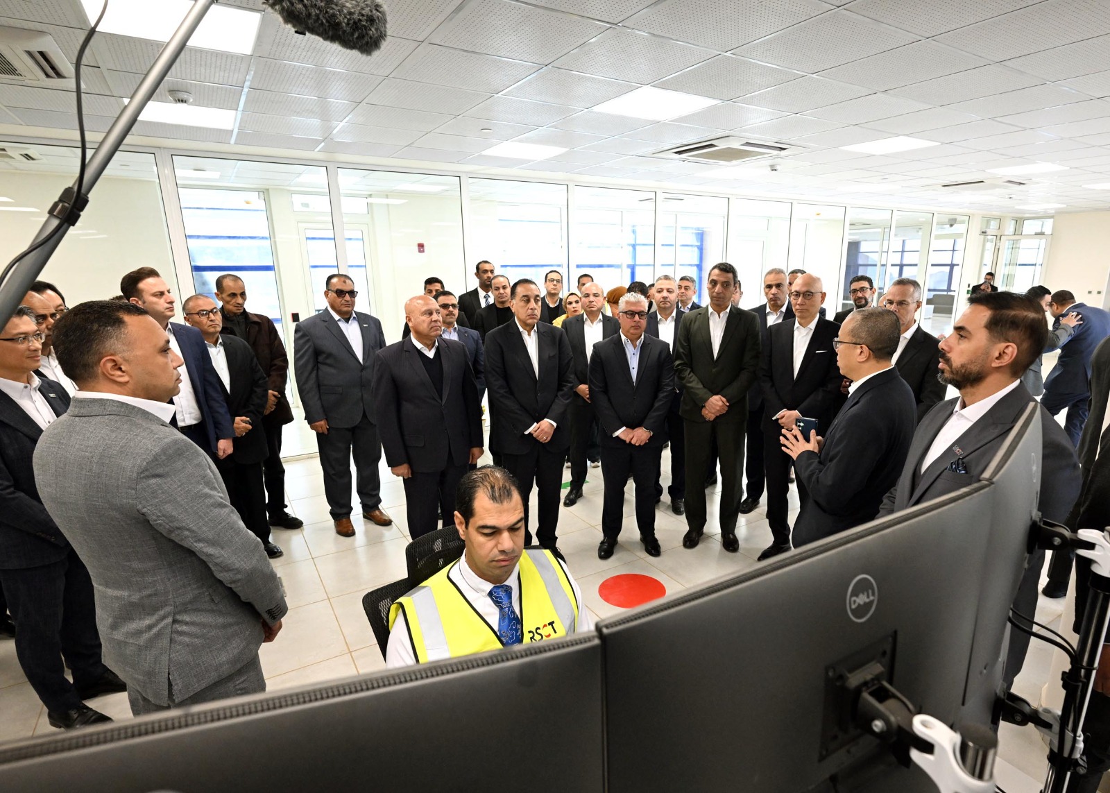 مدبولي يتفقد محطة البحر الأحمر لتداول الحاويات رقم 1 RSCT بميناء السخنة.. صور