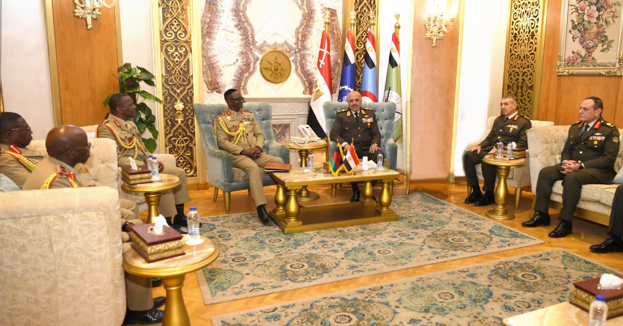 الفريق أحمد خليفة رئيس أركان حرب القوات المسلحة يلتقي قائد قوات الدفاع المالاوى.. شاهد