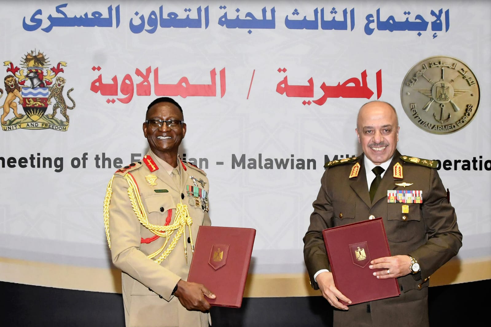 الفريق أحمد خليفة رئيس أركان حرب القوات المسلحة يلتقي قائد قوات الدفاع المالاوى.. شاهد