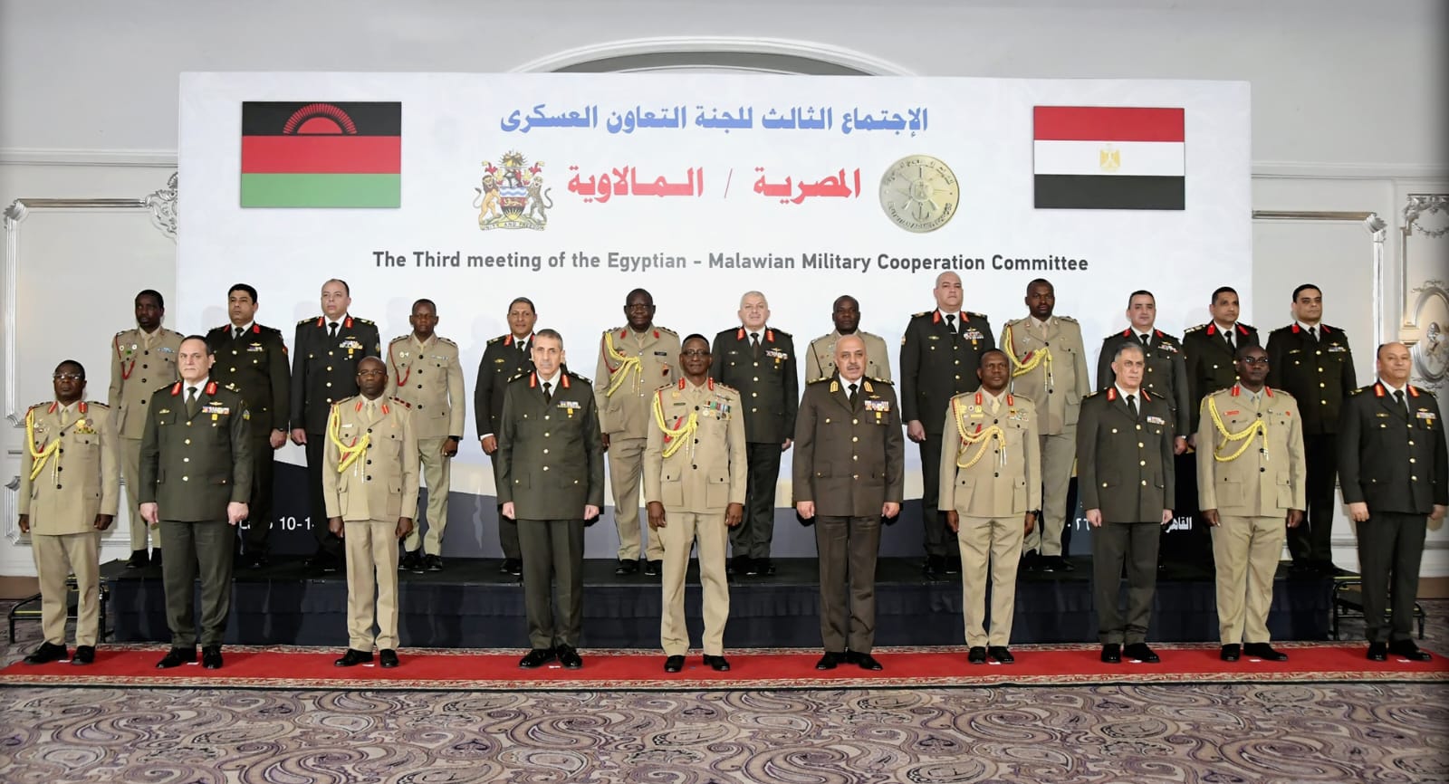 الفريق أحمد خليفة رئيس أركان حرب القوات المسلحة يلتقي قائد قوات الدفاع المالاوى.. شاهد