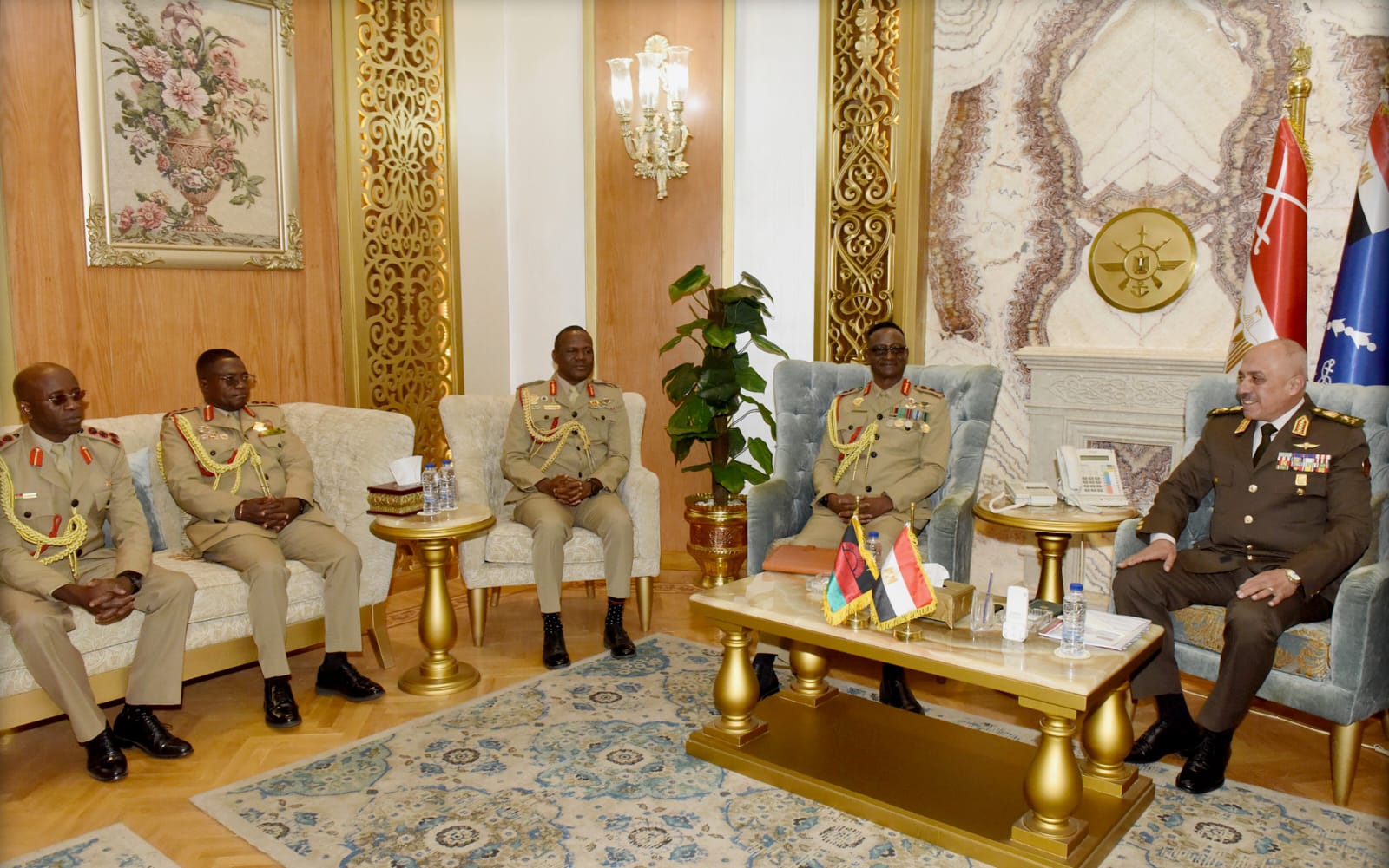 الفريق أحمد خليفة رئيس أركان حرب القوات المسلحة يلتقي قائد قوات الدفاع المالاوى.. شاهد