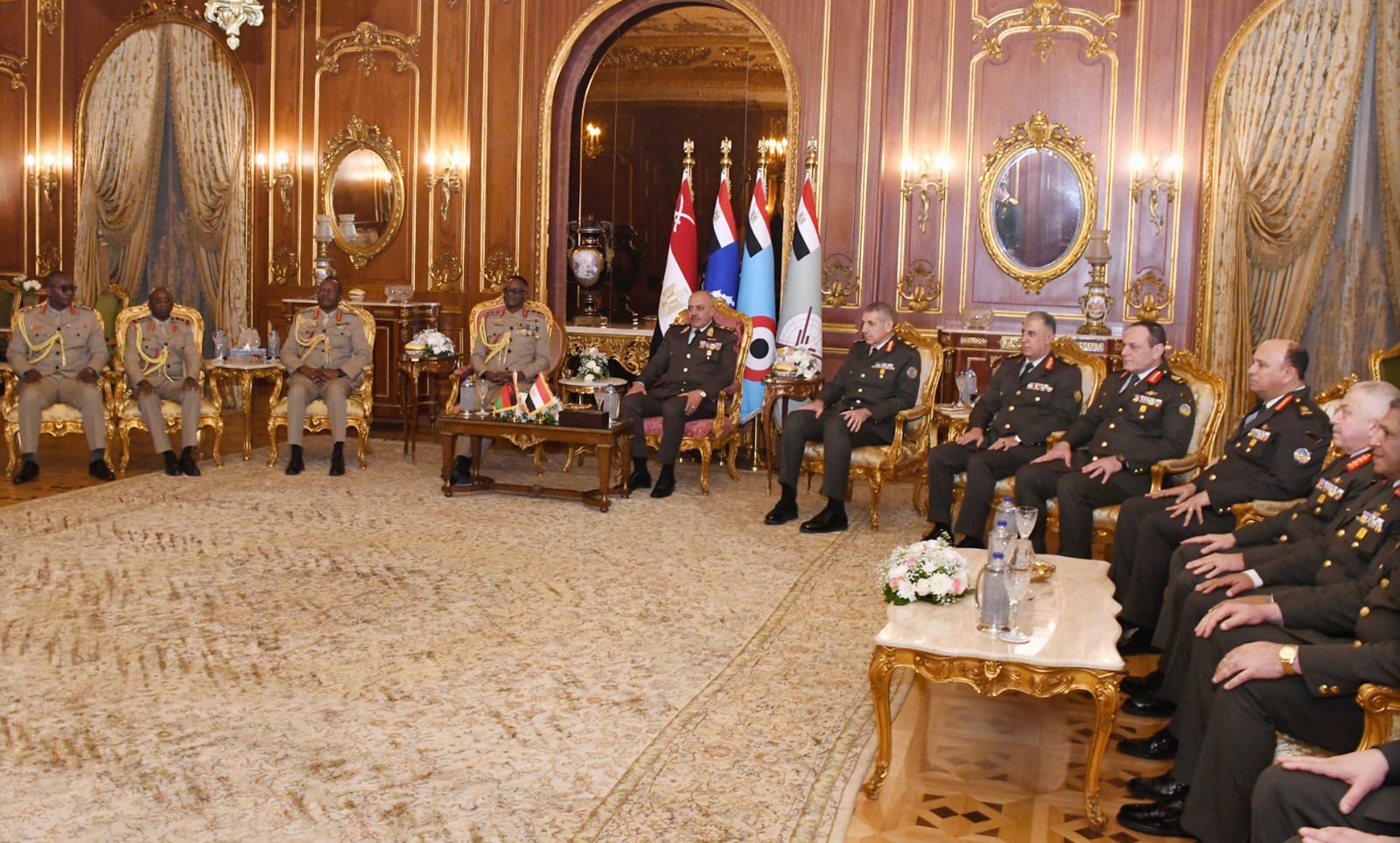 الفريق أحمد خليفة رئيس أركان حرب القوات المسلحة يلتقي قائد قوات الدفاع المالاوى.. شاهد