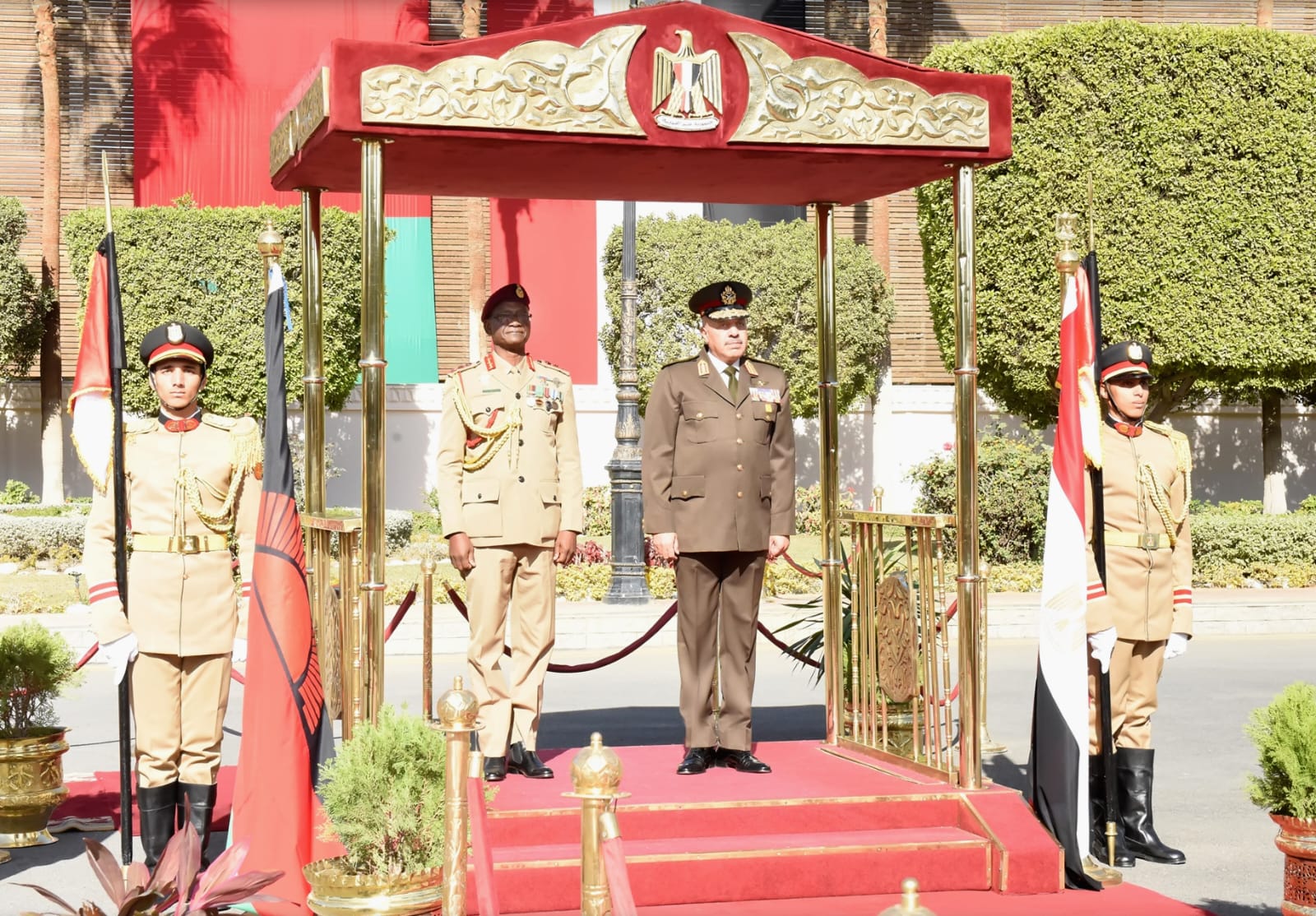 الفريق أحمد خليفة رئيس أركان حرب القوات المسلحة يلتقي قائد قوات الدفاع المالاوى.. شاهد