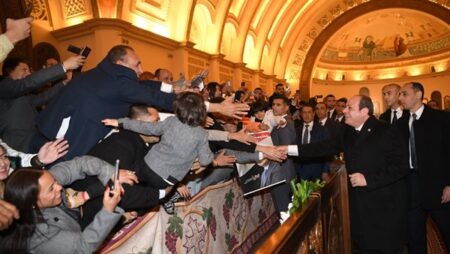 بالورود وأعلام مصر.. أقباط مصر يستقبلون السيسي بكاتدرائية "ميلاد المسيح" بالعاصمة الجديدة