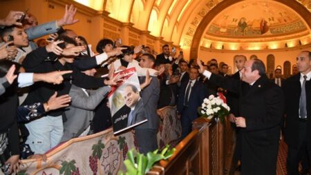 أقباط مصر يرحبون بالرئيس السيسي خلال تهنئته البابا تواضروس بعيد الميلاد المجيد