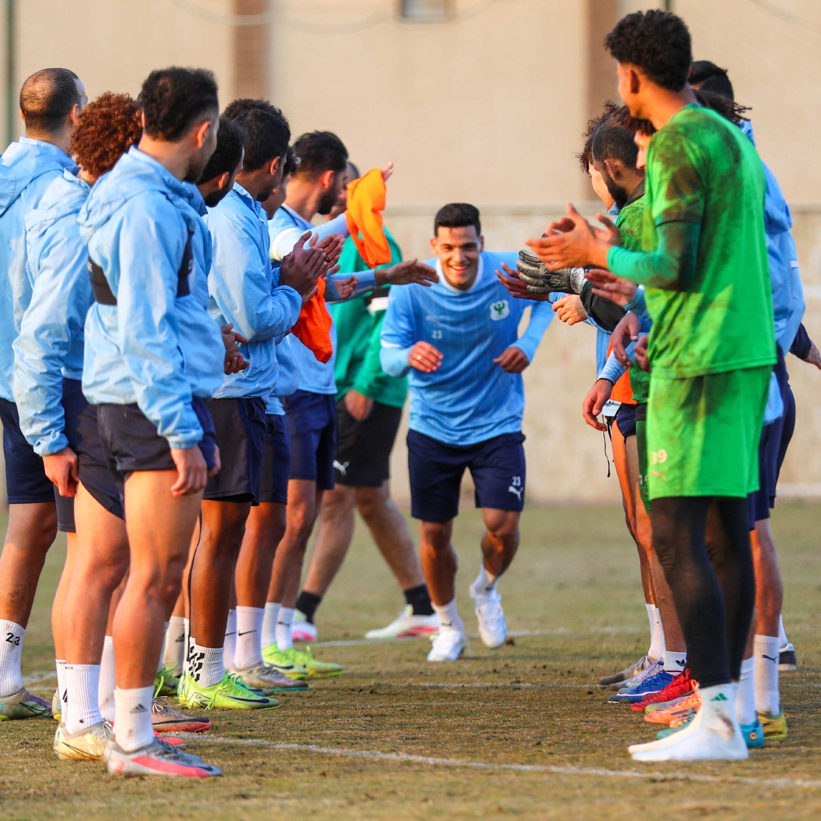 لاعبو المصري يستقبلون مصطفى العش في أول ظهور له بتدريبات الفريق