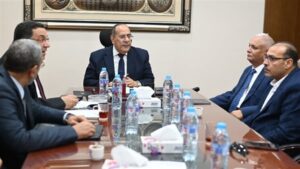 رئيس القابضة للصناعات الغذائية يعقد اجتماعًا لمتابعة انتظام ضخ السلع بالمنافذ التموينية