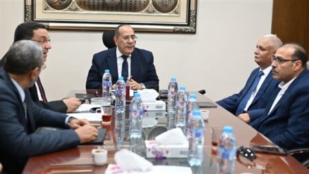 رئيس القابضة للصناعات الغذائية يعقد اجتماعًا لمتابعة انتظام ضخ السلع بالمنافذ التموينية