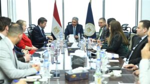 وزير السياحة يجتمع مع ممثلي شركة ويز أير للطيران