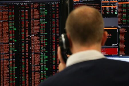 الأسهم العالمية تسجل مستويات قياسية مدعومة بقطاع التكنولوجيا.. وأوروبا تتحرك بحذر