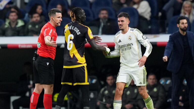 لاعب رايو فاليكانو يعتذر لـ سيبابوس بعد تصرفه في مباراة ريال مدريد لاعب رايو فاليكانو يعتذر لـ سيبابوس بعد تصرفه في مباراة ريال مدريد