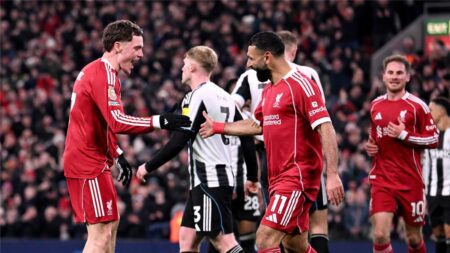 شيرر يختار ثلاثي ليفربول في تشكيل الجولة 24 من الدوري الإنجليزي.. موقف محمد صلاح