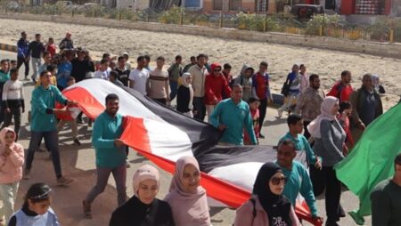 وزير الرياضة يطلق إشارة بدء ماراثون المشي بالواحات البحرية