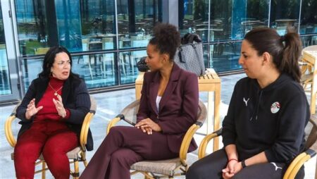 لورا جورج تزور مقر اتحاد الكرة وتجتمع بلاعبات المنتخب