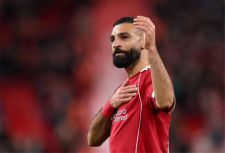 لاعب ليفربول يطالب بالتساوي مع محمد صلاح لتجديد عقده