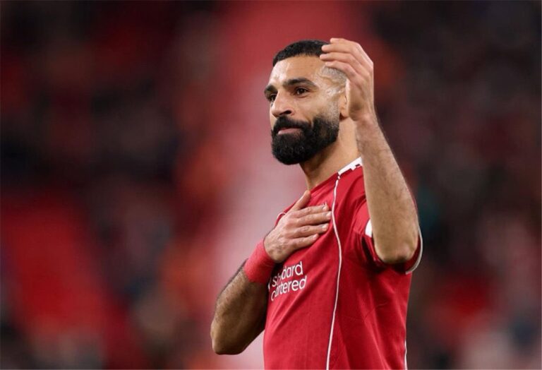 لاعب ليفربول يطالب بالتساوي مع محمد صلاح لتجديد عقده