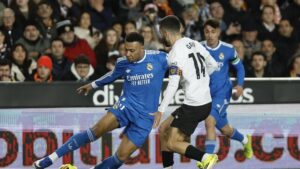 فيديو | ريال مدريد يواصل ملاحقة برشلونة بثنائية أمام فالنسيا في الدوري الإسباني