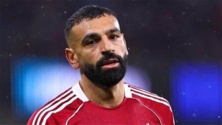 جاري نيفيل يوجه دفعة معنوية لـ جماهير ليفربول بشأن محمد صلاح