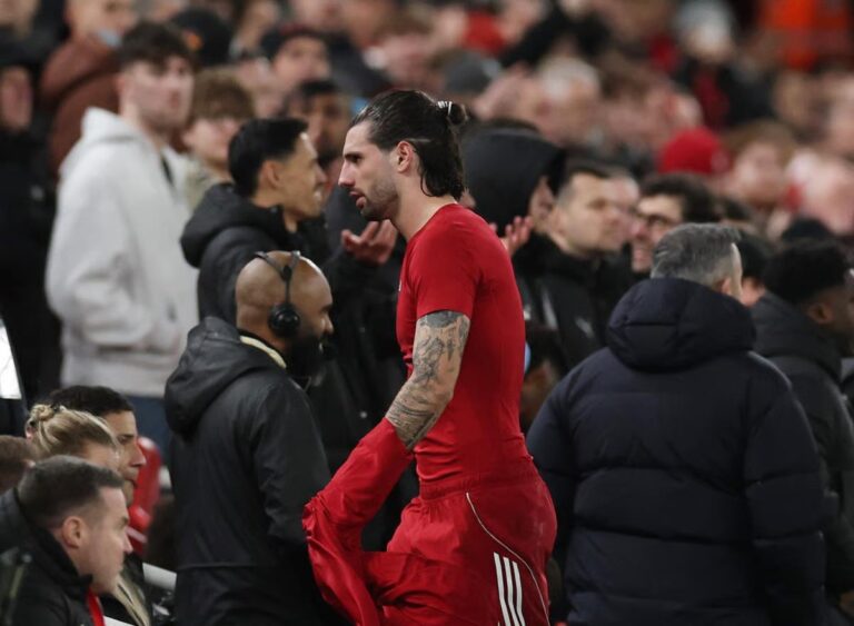 رئيس لجنة الحكام السابق: ليفربول سينجح في إلغاء طرد سوبوسلاي لسبب ما