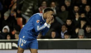 رابطة الليجا ترصد 10 هتافات مهينة لـ ريال مدريد وأربيلوا ومبابي أمام فالنسيا